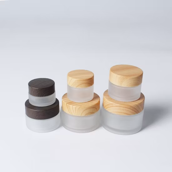 Готовая косметическая упаковка. Высококачественная стеклянная бутылка. 30 г 50 г. Баночка для крема из матового стекла с завинчивающейся крышкой из настоящего бамбука и печатью логотипа с низким минимальным объемом заказа.